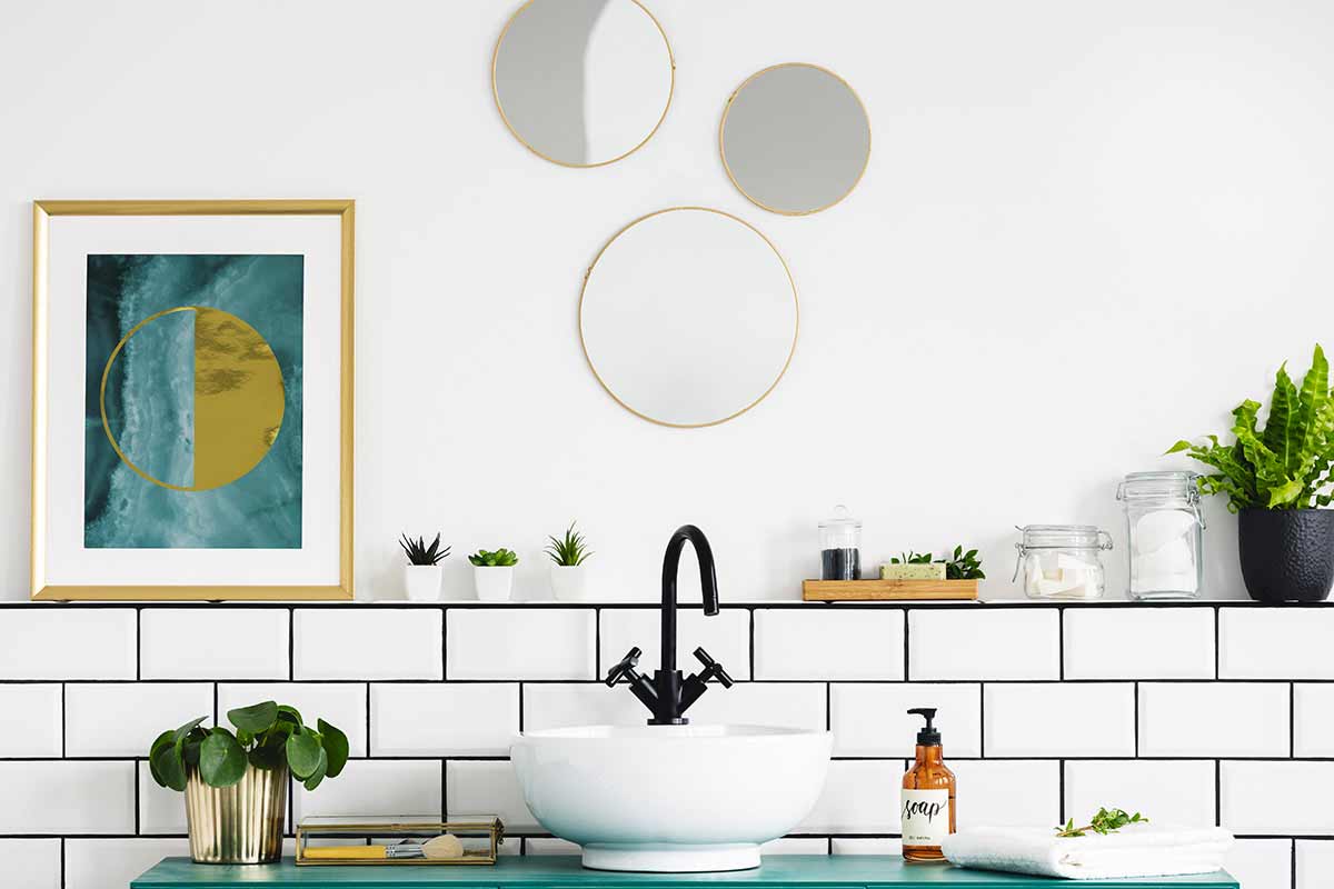 piccolo bagno moderno con specchi tondi