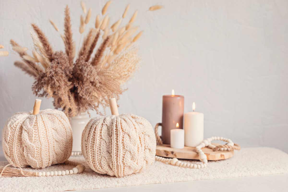 zucche decorative con vecchio maglione