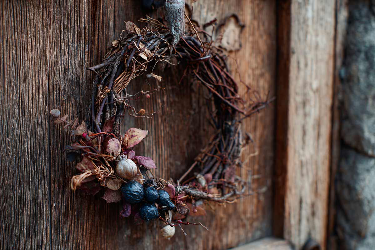 corona autunnale per la porta con rami secchi