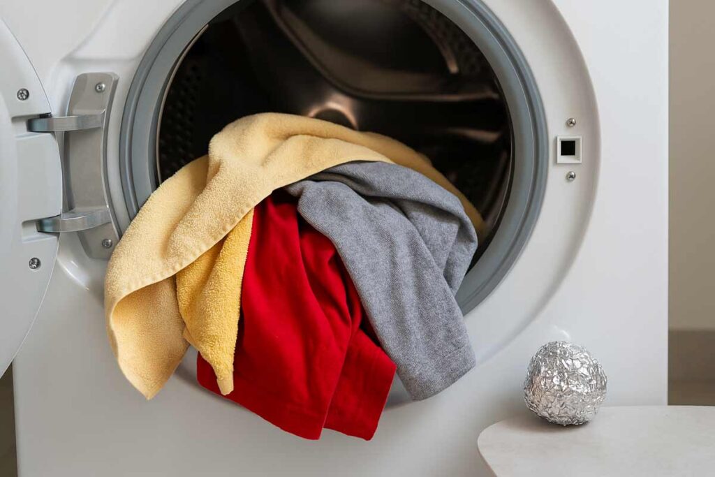 Altro che ammorbidente: con la carta stagnola in lavatrice risparmi davvero