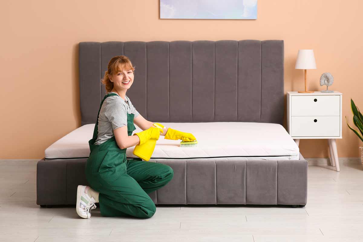 Donna che pulisce il materasso