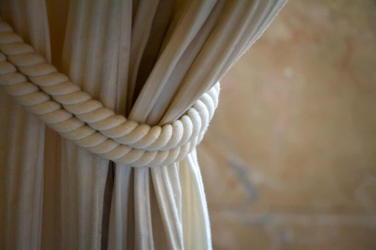 Ferma tenda con corda