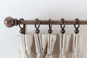 come lavare tende con anelli, ganci o bastoni