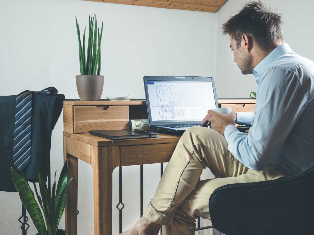 uomo lavora in ufficio di casa