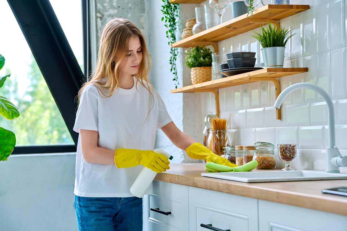 Donna pulisce casa con l’aceto