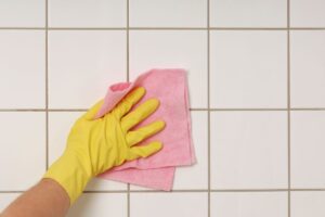 Il mix naturale che sbianca fughe e piastrelle in pochi minuti