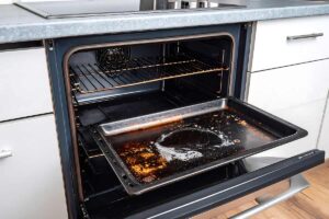 Prova a pulire il forno con questi 2 ingredienti naturali