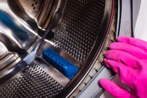 Pulire la lavatrice con aceto e bicarbonato: come farlo nel modo giusto