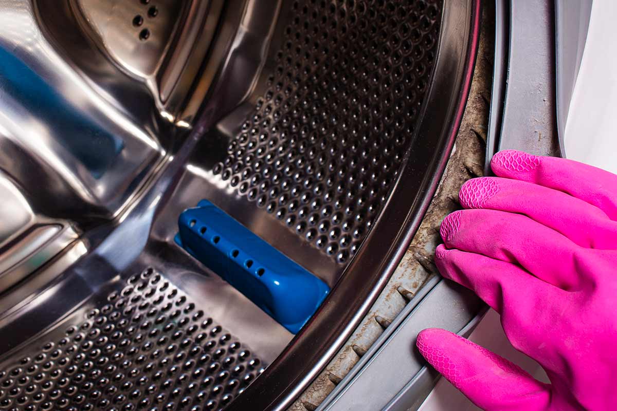 Pulire la lavatrice con aceto e bicarbonato: come farlo nel modo giusto