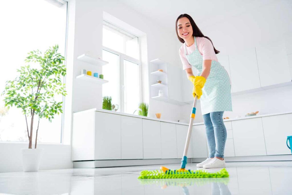 Come pulire ogni tipo di pavimento: dai parquet alle piastrelle, la guida completa