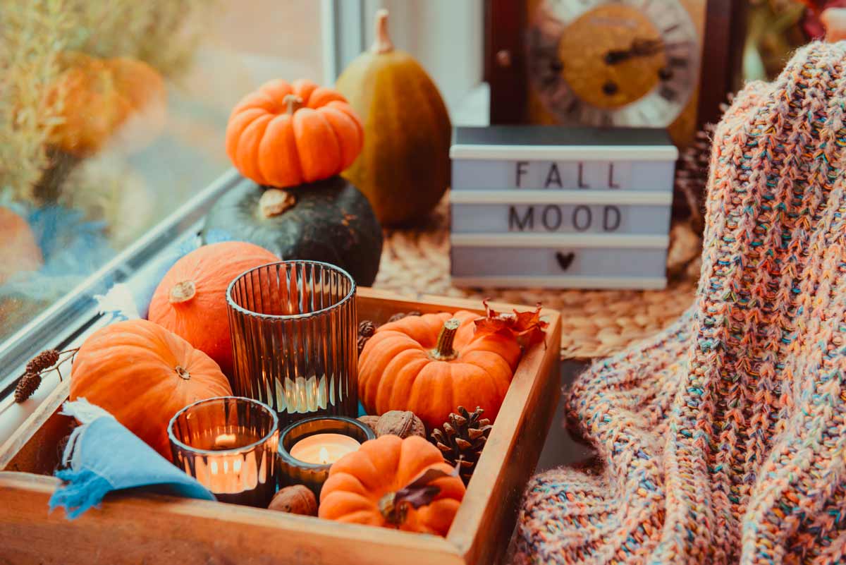 composizioni autunnale in una cassetta di legno
