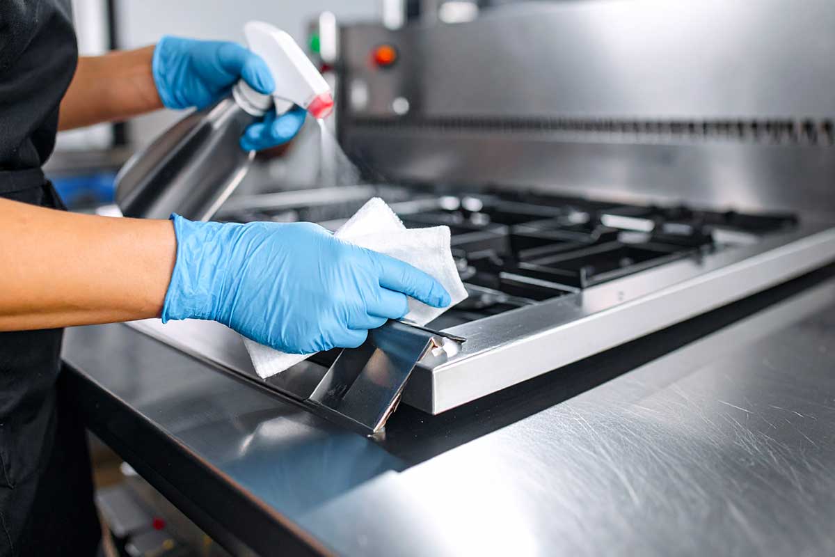 Acciaio graffiato? Il metodo delicato che attenua i segni senza rovinarlo