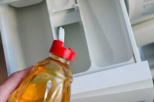 Aceto bianco in lavatrice: quando serve davvero (e quando no)