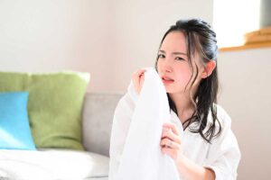 Bucato che sa di umido? Il trucco d’inverno per asciugarlo in casa senza odori