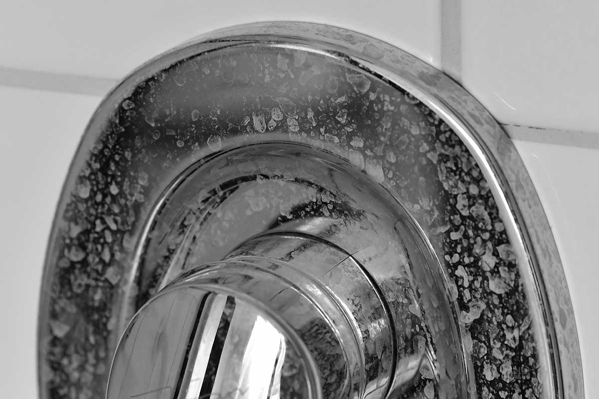 Calcare nella doccia: 3 errori che peggiorano la situazione (e come evitarli)