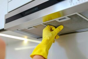 Cappa e filtri unti: il metodo con acido citrico che li fa tornare limpidi e leggeri