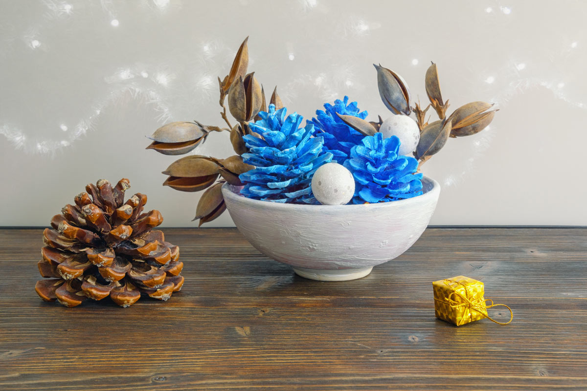 Splendido centratavola natalizio, ciotola bianca con pigne dipinte in blu elettrico