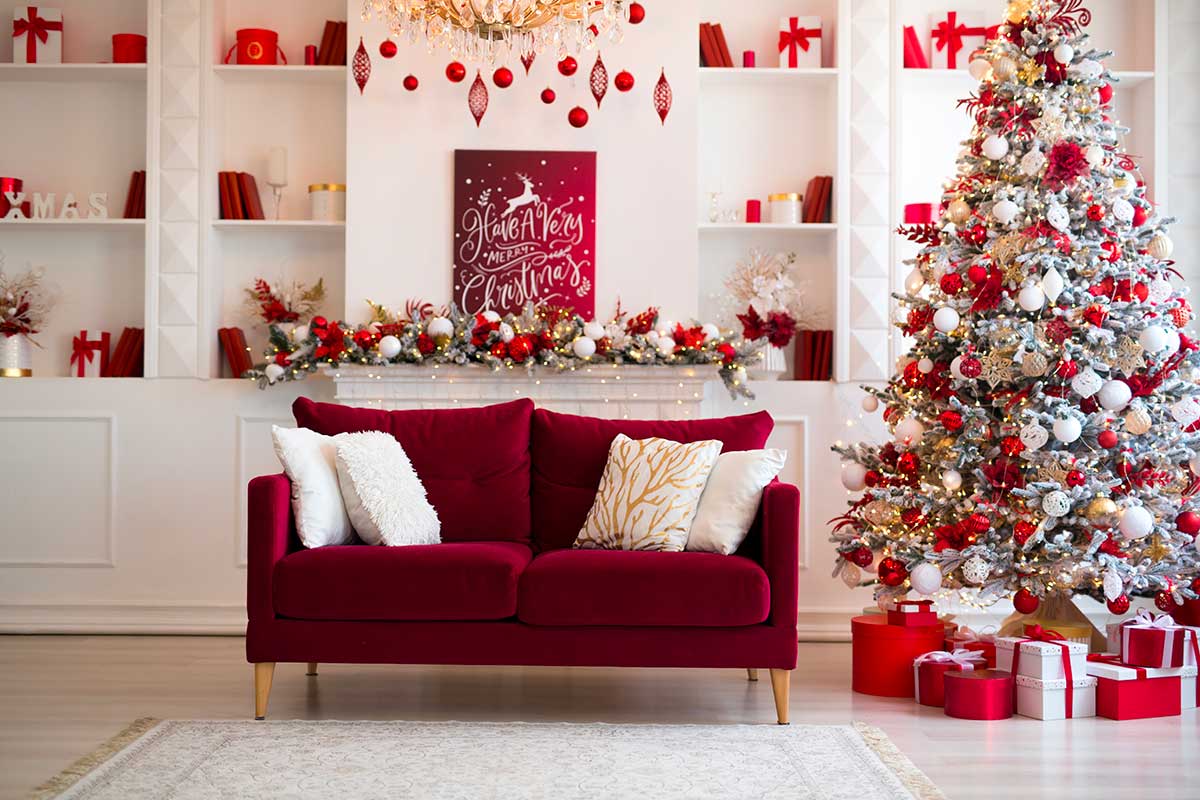 Salotto decorato per natale in rosso e bianco
