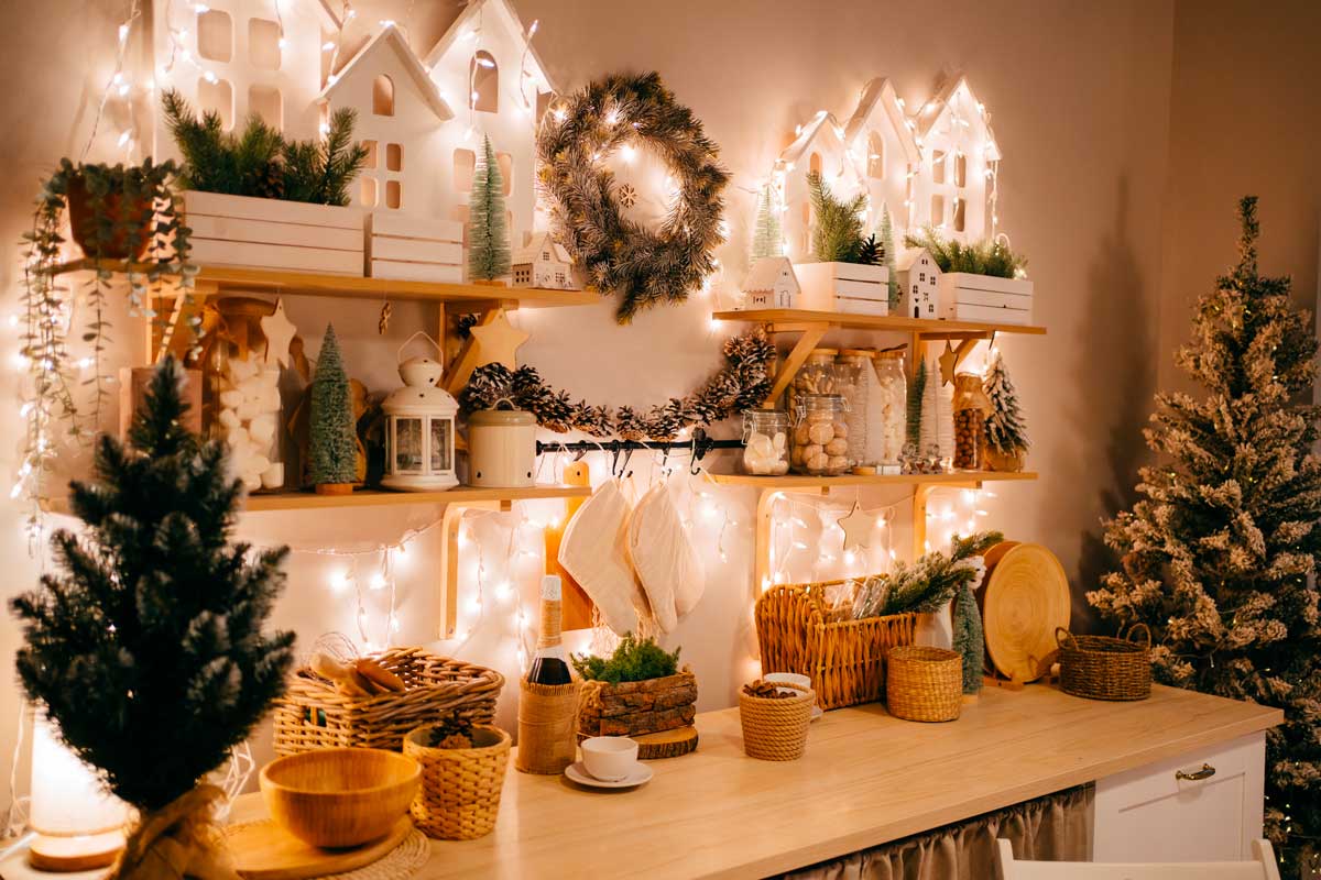 Finestrini illuminati e ghirlande: come ricreare in casa il fascino di un villaggio natalizio