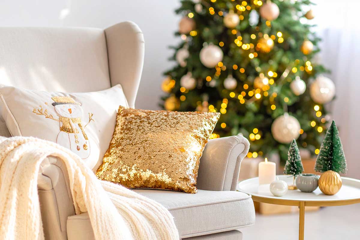 Cuscini decorativi del divano: come lavarli senza rovinare imbottitura e colori