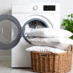 Cuscini imbottiti: quando affidarli alla lavatrice e quando preferire il lavaggio a secco