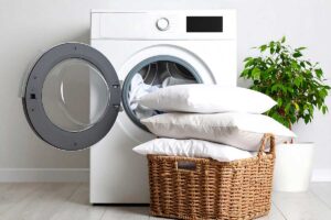 Cuscini imbottiti: quando affidarli alla lavatrice e quando preferire il lavaggio a secco