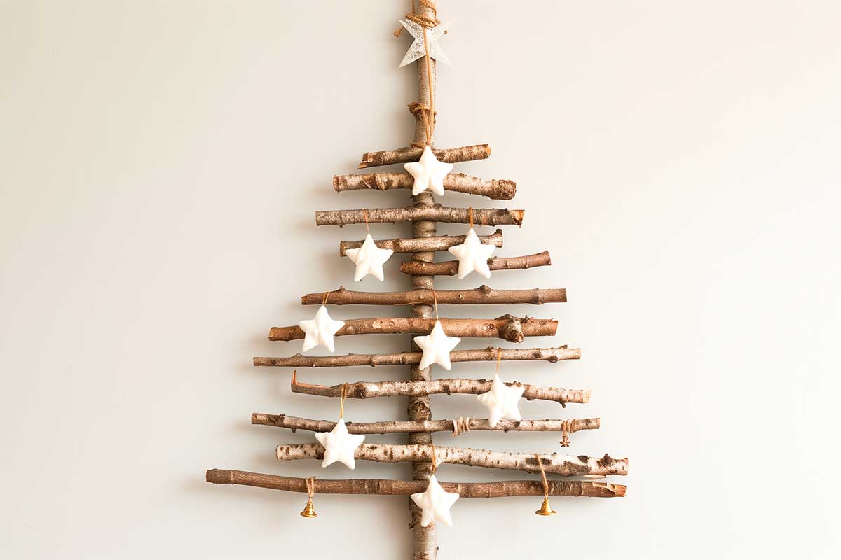 albero di Natale con rami intrecciati e stelle di cartone