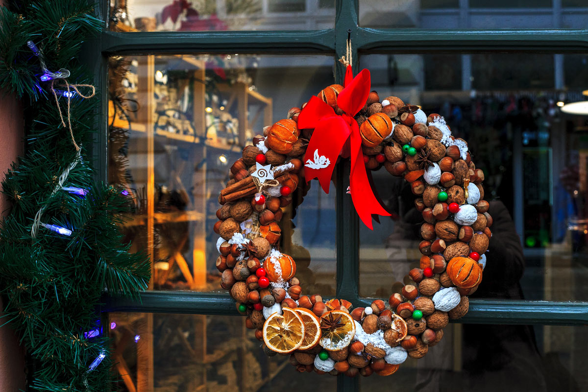 Ghirlanda con frutta secca e spezie