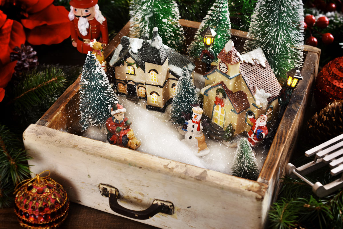 cassetta di legno con mini villaggio di Natale