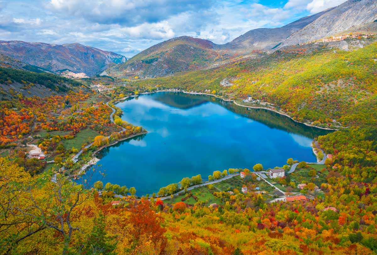 lago di Scanno in Abruzzo a forma di cuore