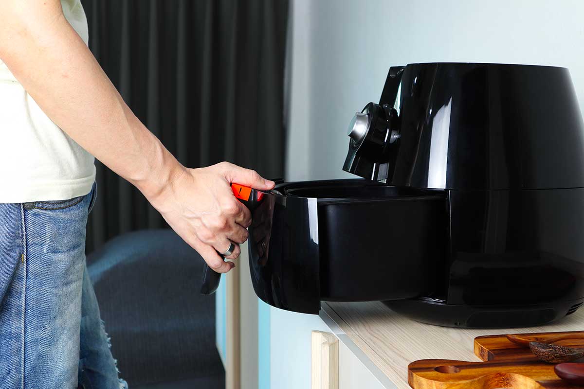 Friggitrice ad aria unta e maleodorante? Il metodo naturale che la fa tornare come nuova