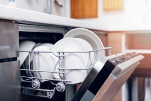 Lavastoviglie e calcare: come farla brillare con rimedi naturali