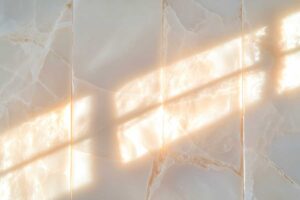 Piastrelle lucide vs opache: quale apre davvero lo spazio in ambiente piccolo?