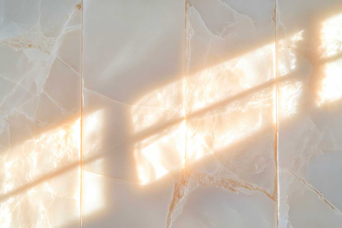 Piastrelle lucide vs opache: quale apre davvero lo spazio in ambiente piccolo?