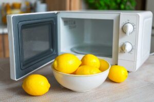 Pulire il microonde: il metodo veloce che scioglie grasso e odori in pochi minuti