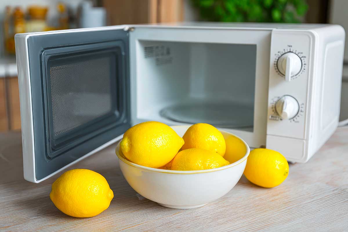 Pulire il microonde: il metodo veloce che scioglie grasso e odori in pochi minuti