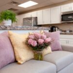 Rose e colori di casa: abbinamenti che scaldano l’occhio e l’atmosfera