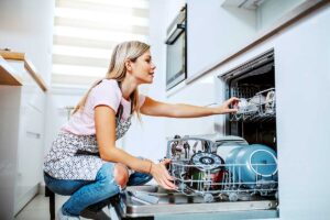 Sale nella lavastoviglie: cosa succede davvero se lo dimentichi