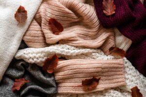 Stop maglioni ristretti: i 5 errori da non fare mai col bucato invernale