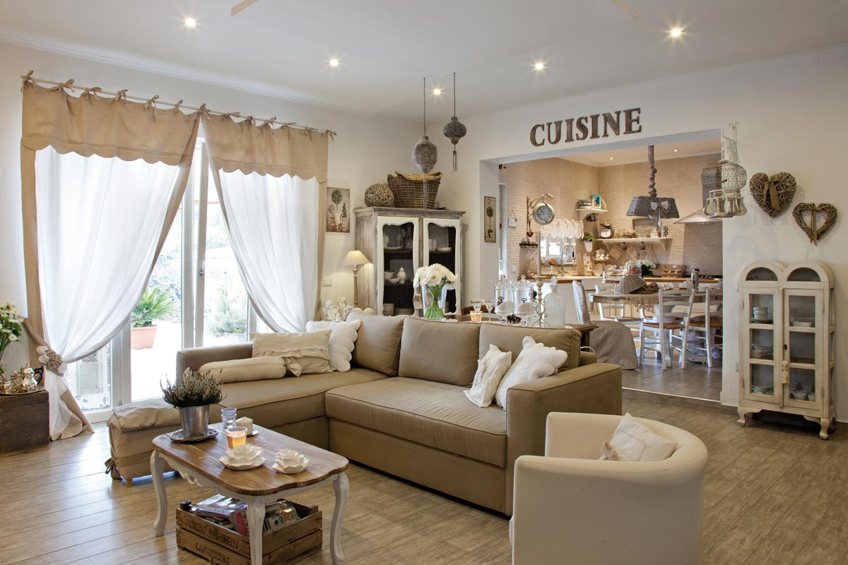 open space salotto cucina con prevalenza del color tortora