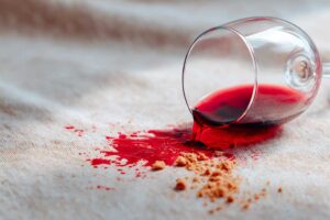 Tovaglie di lino delle feste: il metodo delicato per sbiancarle e togliere il vino rosso