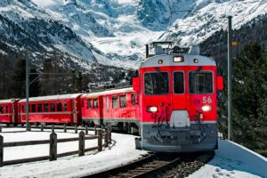 Trenino Rosso del Bernina: il viaggio d’inverno più scenografico che parte dall’Italia