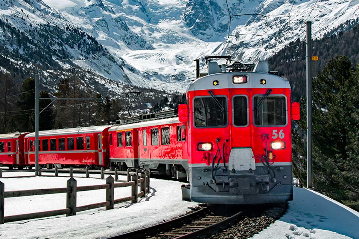 Trenino Rosso del Bernina: il viaggio d’inverno più scenografico che parte dall’Italia