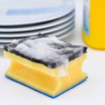 5 abitudini che mantengono le spugnette igieniche più a lungo