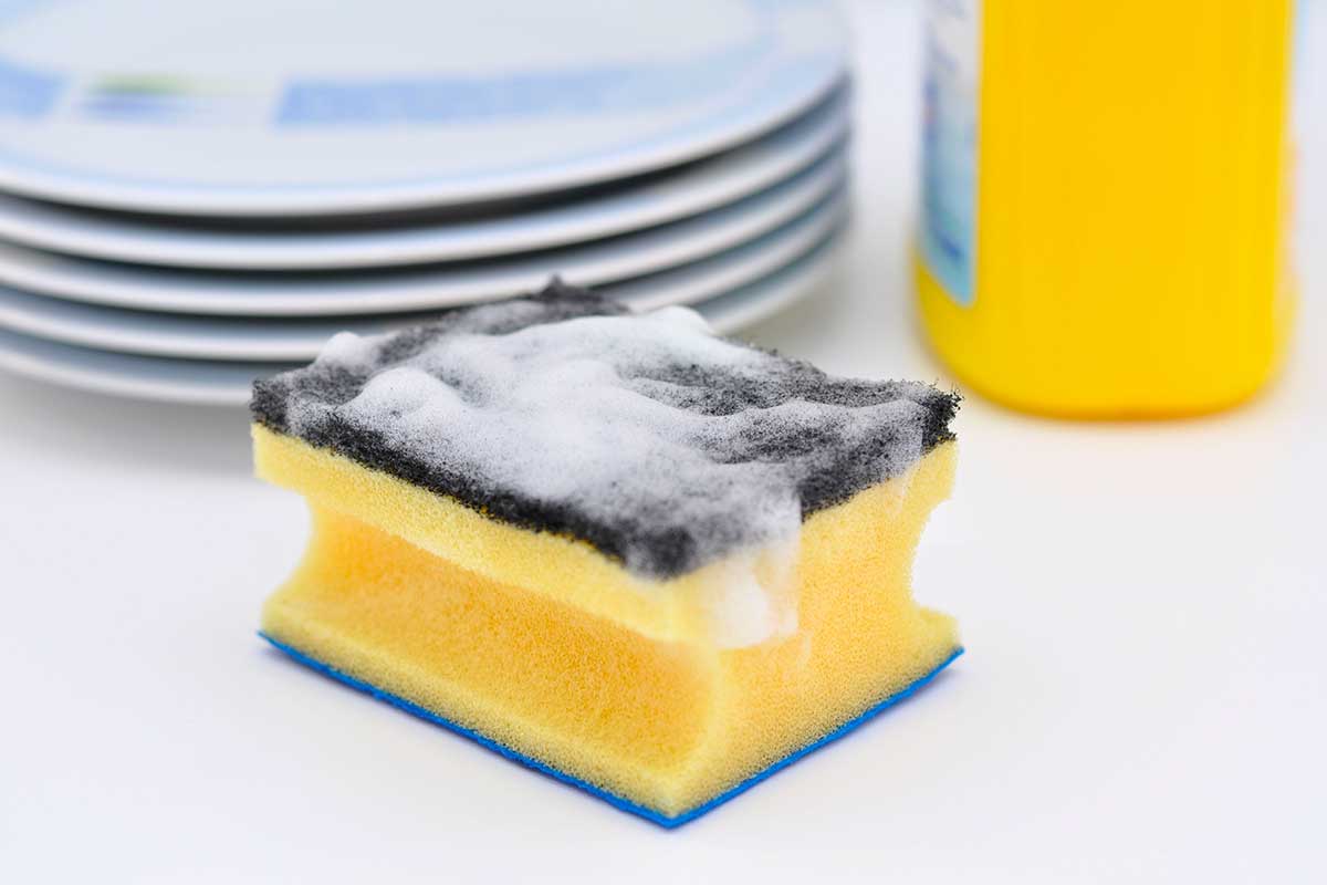 5 abitudini che mantengono le spugnette igieniche più a lungo