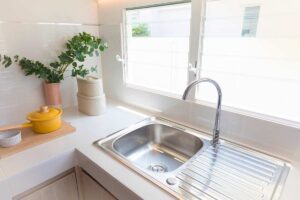 Acciaio opaco o macchiato? Il rimedio naturale che restituisce luce alle superfici