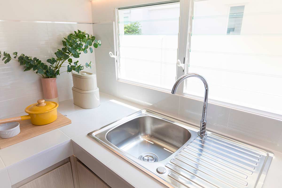 Acciaio opaco o macchiato? Il rimedio naturale che restituisce luce alle superfici