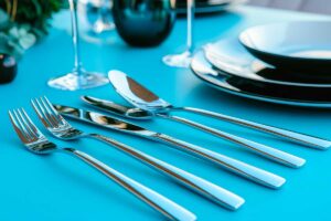 Il trucco dell’acqua calda e bicarbonato: il gesto semplice che fa brillare davvero le posate