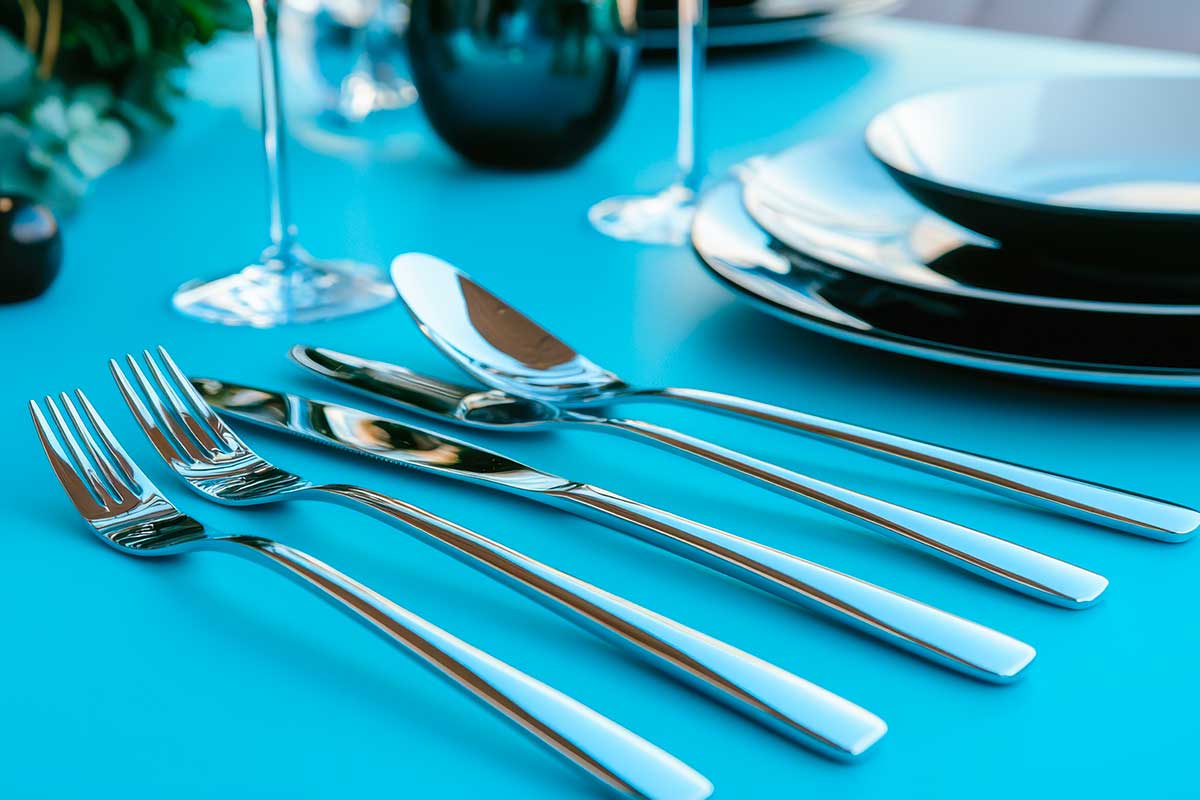 Il trucco dell’acqua calda e bicarbonato: il gesto semplice che fa brillare davvero le posate