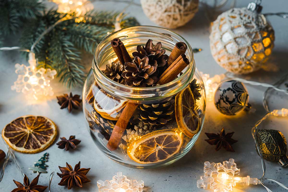 Barattolo profumato con spezie, pigne e scorze d’arancia